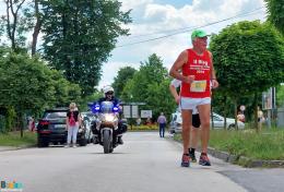 Biegacze na terenie miasta w asyście policji
