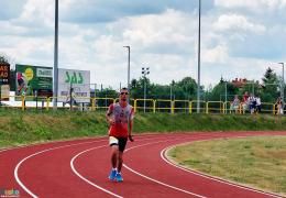 Uczestnicy biegu zdrojowego na bieżni stadionu miejskiego