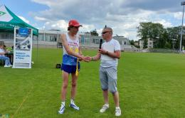 Uczestnicy biegu na murawie stadionu