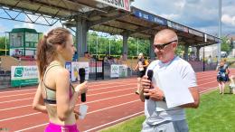 Uczestnicy biegu na murawie stadionu
