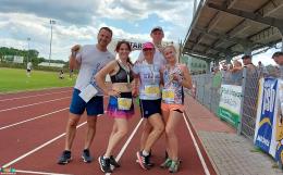 Uczestnicy biegu zdrojowego na bieżni stadionu miejskiego