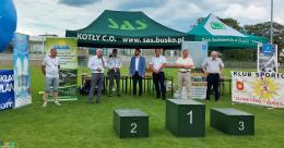 Współorganizatorzy biegu przed ceremonią nagrodzenia