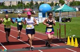 Uczestnicy biegu zdrojowego na bieżni stadionu miejskiego
