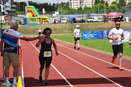 Uczestnicy biegu zdrojowego na bieżni stadionu miejskiego