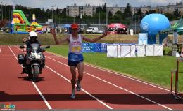 Uczestnicy biegu zdrojowego finiszujący na bieżni stadionu miejskiego