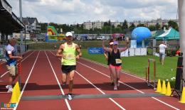 Uczestnicy biegu zdrojowego finiszujący na bieżni stadionu miejskiego