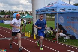 Uczestnicy biegu zdrojowego finiszujący na bieżni stadionu miejskiego