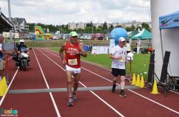 Uczestnicy biegu zdrojowego finiszujący na bieżni stadionu miejskiego