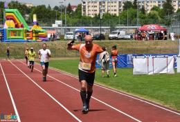 Uczestnicy biegu zdrojowego finiszujący na bieżni stadionu miejskiego