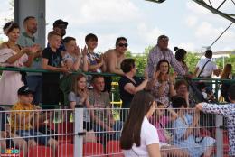 Publiczność zgromadzona na buskim stadionie