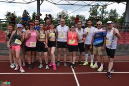 Uczestnicy biegu zdrojowego pozują do wspólnego zdjęcia