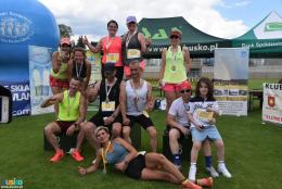 Uczestnicy biegu zdrojowego pozują do wspólnego zdjęcia