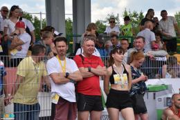 Uczestnicy biegu na bieżni stadionu