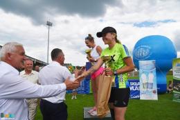 Ceremonia wręczenia nagród dla uczestników biegu głównego. Nagrodę wręcza burmistrz Waldemar Sikora