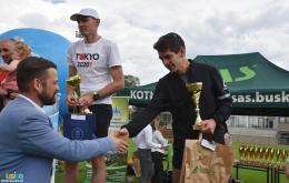 Ceremonia wręczenia nagród dla uczestników biegu głównego. Nagrodę wręcza burmistrz Michał Maroński