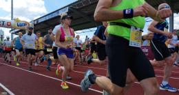 Uczestnicy biegu zdrojowego na bieżni stadionu miejskiego