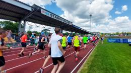 Uczestnicy biegu zdrojowego na bieżni stadionu miejskiego