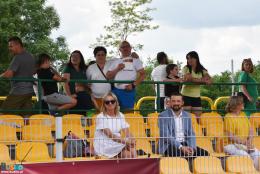 Burmistrz Michał  Maroński pośród publiczności na stadionie miejskim