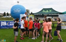 Młodzież na murawie po zakończonym biegu