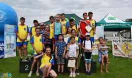 Młodzi uczestnicy biegu pozują do zdjęcia