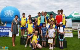 Młodzi uczestnicy biegu pozują do zdjęcia