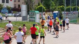 Uczestnicy biegu zdrojowego opuszczający teren stadionu miejskiego