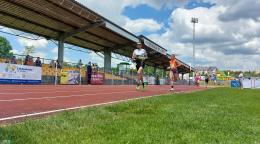 Uczestnicy biegu zdrojowego na bieżni stadionu miejskiego