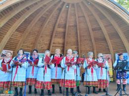 Na scenie jeden z zespołów śpiewaczych festiwalu Jawor