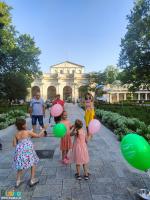 Dzieci bawiące się na alejce prowadzącej do sanatorium MArconi