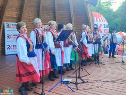 Na scenie jeden z zespołów śpiewaczych festiwalu Jawor