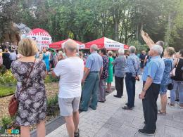 Na zdjęciu licznie zgromadzona publiczność ogląda występy
