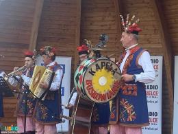 Na scenie muszli koncertowej wystepują Buskowianie