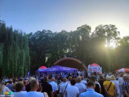 Na zdjęciu licznie zgromadzona publiczność ogląda występy