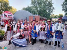 Uczestnicy festiwalu Jawor na parkowej alejce