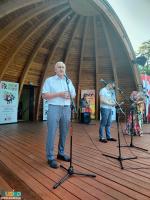 Na scenie muszli koncertowej przemawia burmistrz Miasta i Gminy Waldemar Sikora