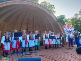 Na scenie jeden z zespołów śpiewaczych festiwalu Jawor