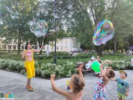 Na zdjęciu bawiące się na parkowych alejkach