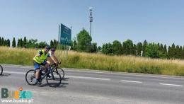 Uczestnicy rajdu rowerowego jadący ulicami miasta