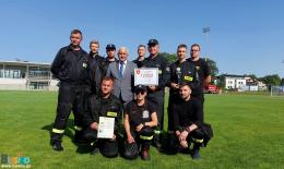 Drużyna OSP Widuchowa z burmistrzem Waldemarem Sikorą