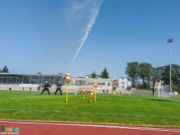 Na murawie boiska trwają konkurencje strażackie 