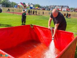 Na murawie boiska trwają konkurencje strażackie 