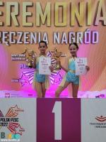 Dwie tancerki Perfekta Master pozują do zdjęć na podium