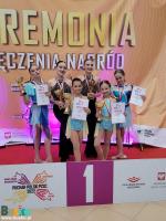Grupa tancerek Perfekta Master pozuje do zdjęć na podium