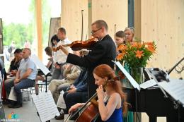 Trwa recital Buskiej Orkiestry Zdrojowej. Na zdjęciu widoczny, skrzypek, wiolonczelistka i inni muzycy