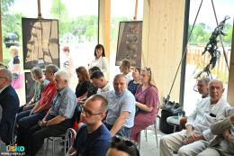 Goście zgromadzeni podczas inauguracji sezonu turystycznego w oranżerii Domu Zdrojowego. 