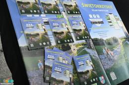 Publikacje poświęcone szlakom turystycznym wyeksponowane na stole