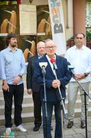 Na zdjęciu członkowie Kapituły Festiwalu im. K Jamroz przed budynkiem BSCK. Przemawia dyrektor Artur Jaroń