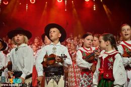 Młodzi artyści zespołu Mała Armia Janosika w strojach ludowych na scenie BSCK