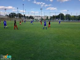 Zdjęcie przedstawia mecz drużyny AKS 1947 Busko-Zdrój przeciwko drużynie Football Academy Busko-Zdrój.