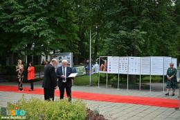 Burmistrz Waldemar Sikora i dyrektor Artur Jaroń przed budynkiem BSCK